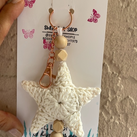 HANDMADE CROCHET STAR KEYCHAIN NATURAL COLOR WOODEN BEADS - Picture 4 of 14
